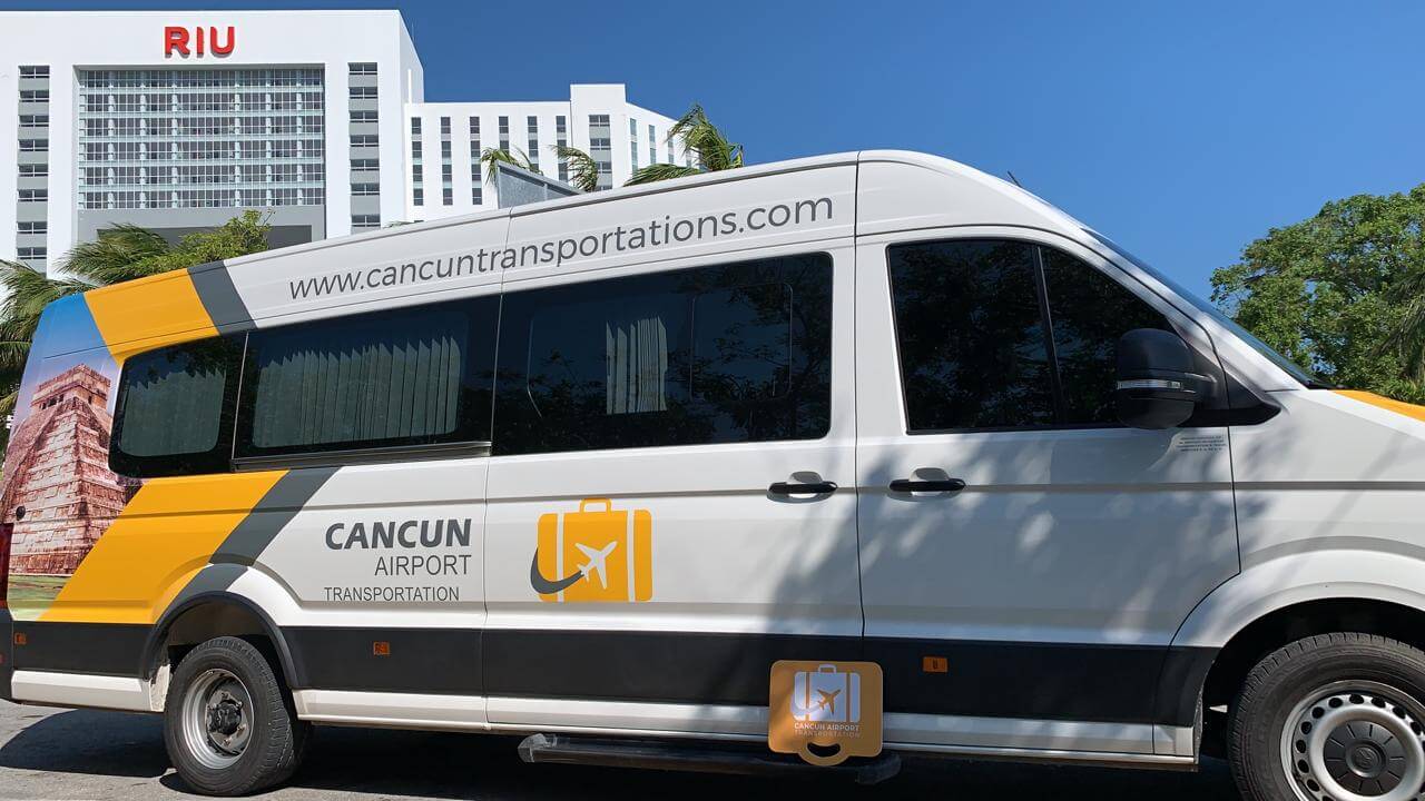 Semi bus de Transporte para Grupos estacionada frente a Riu Resort Cancun