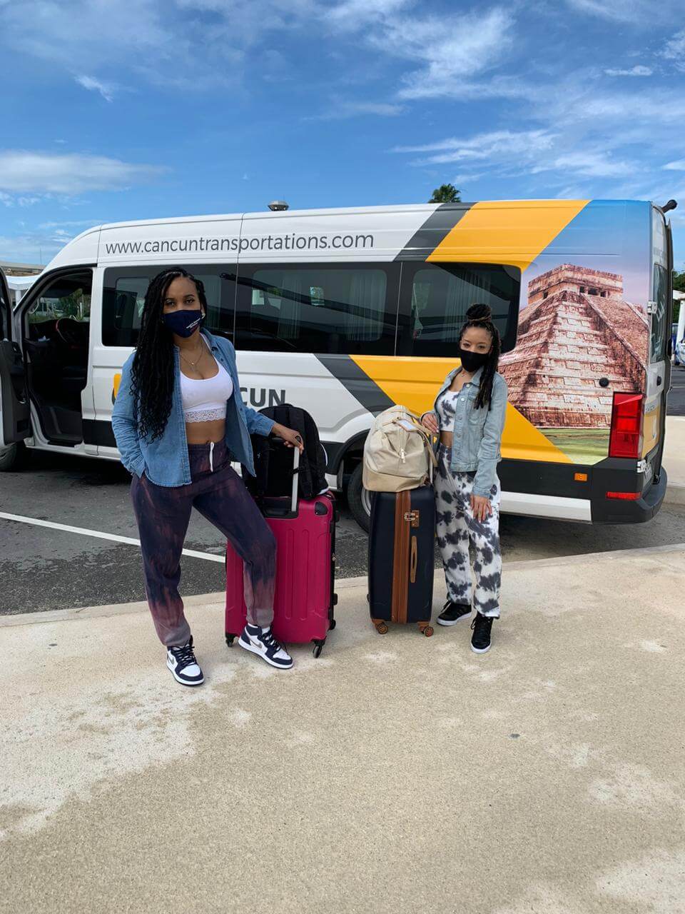 Two girs arriving at Cancun Airport after a Group Transportation service