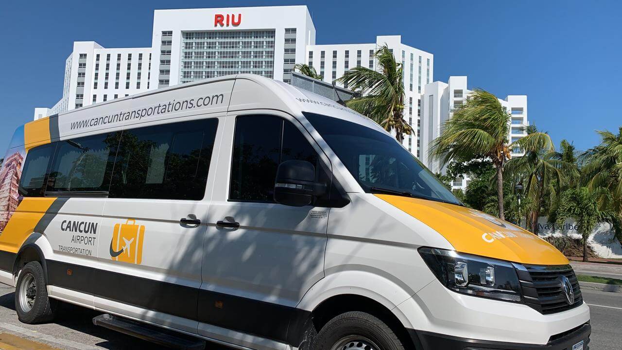 Semi bus de Transporte para Grupos estacionado frente a Riu Cancun