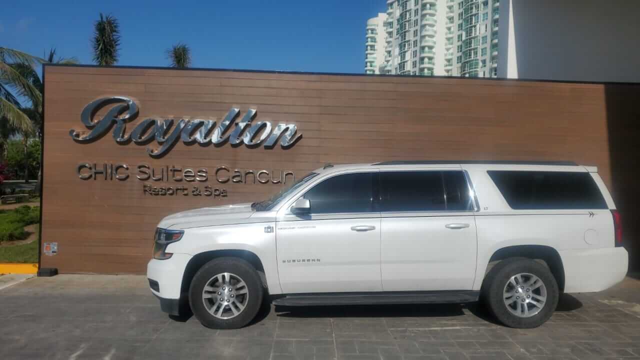 Camioneta blanca estacionada en Royalton CHIC Suites Cancun