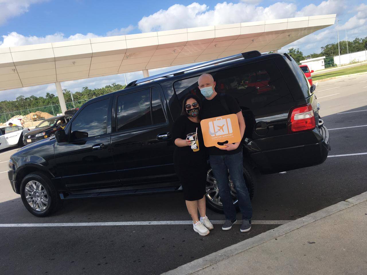 Pareja de adultos llegando al Aeropuerto de Cancún