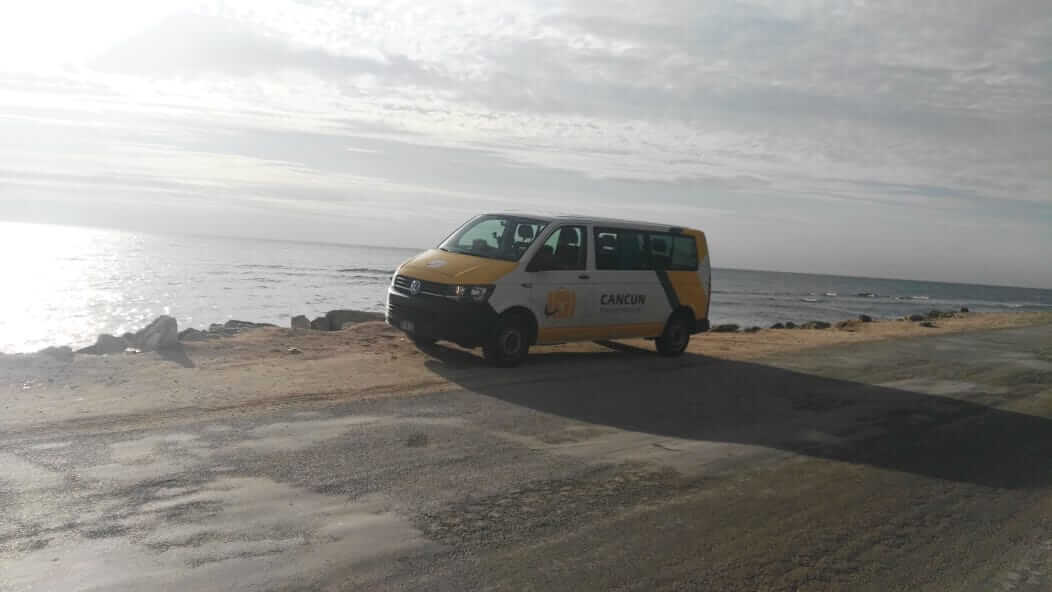 Van de Transporte Privado estacionada cerca de la costa