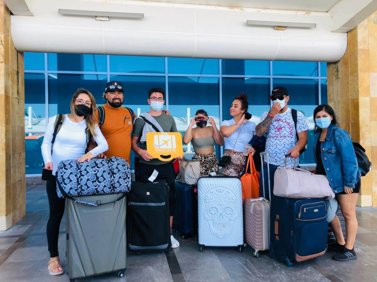 Grupo de amigos después de un servicio de transporte al aeropuerto