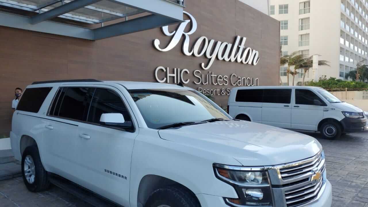 Camioneta blanca de lujo estacionada en Royalton CHIC Suites Cancun