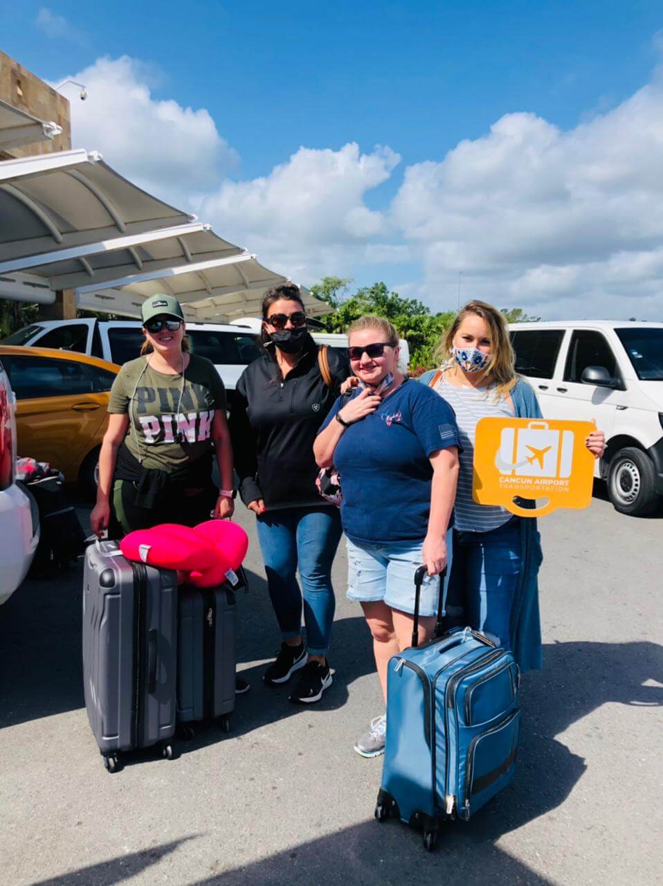 Grupo de cuatro clientes llegando al Aeropuerto de Cancún después de unas vacaciones