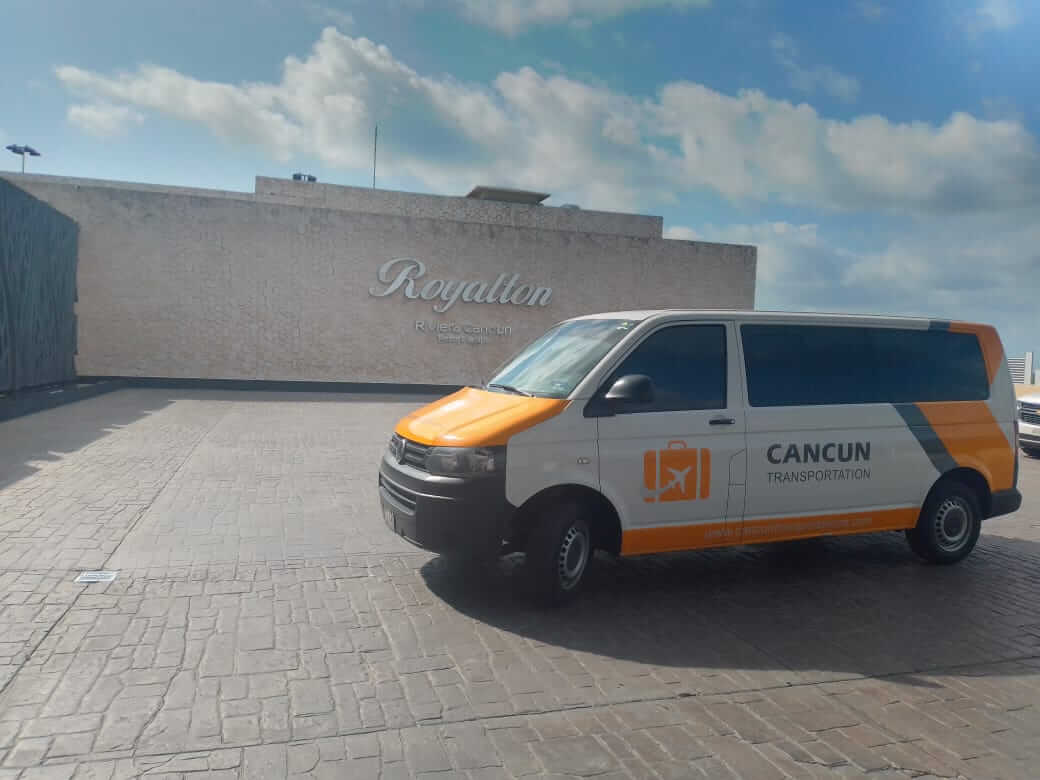 Van usada para Transporte Privado estacionada en Royalton Riviera Cancun