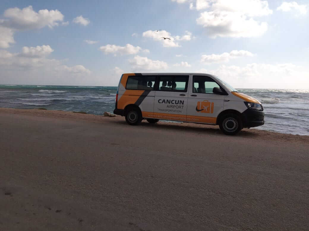 Van de Transporte Privado rotulada estacionada cerca de la costa