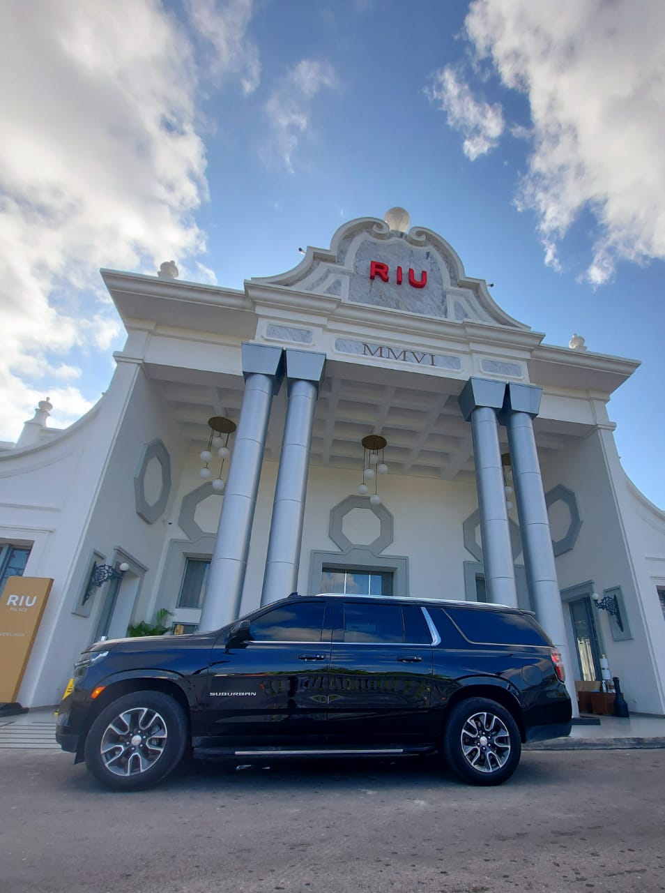 Camioneta de lujo negra estacionada frente al Riu Palace Cancún