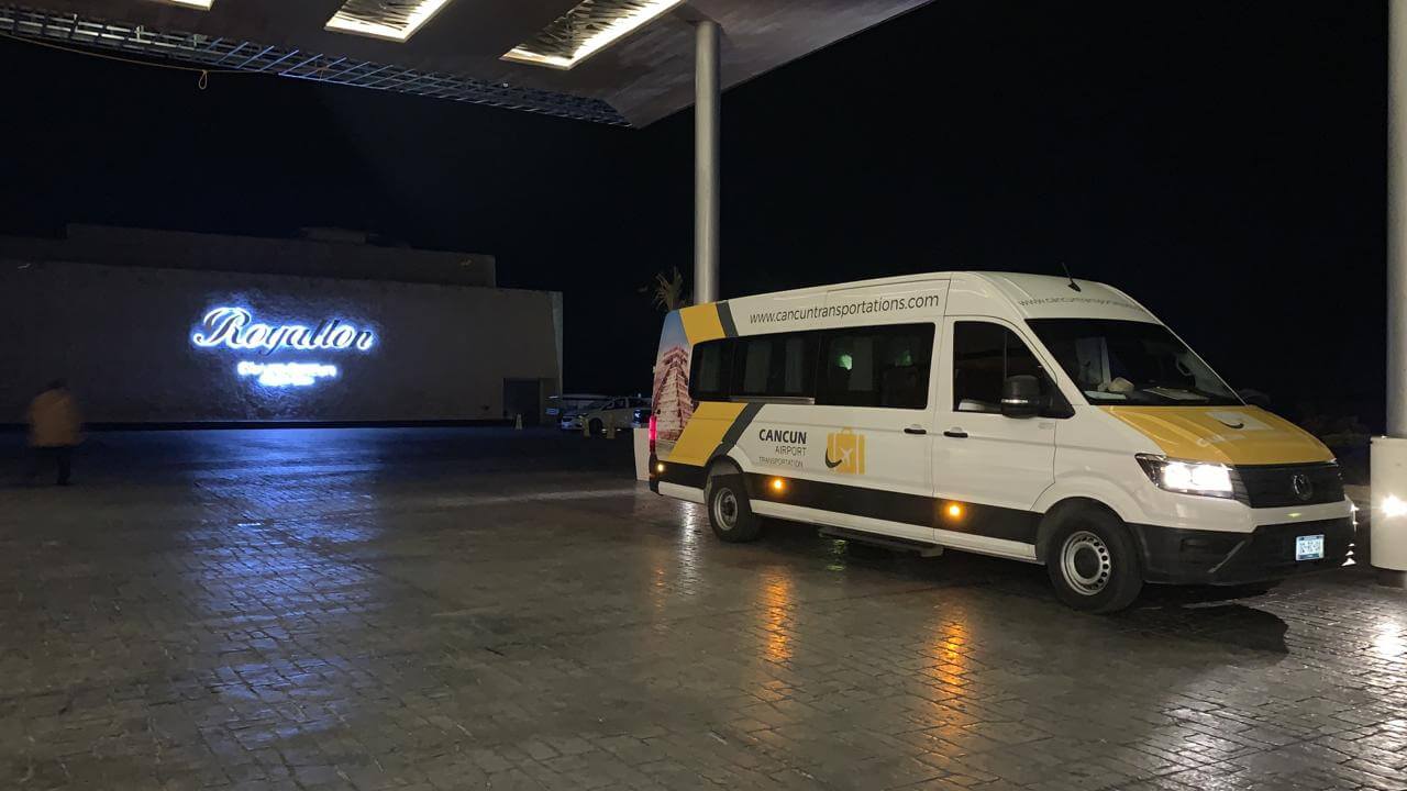 Semi autobús de Transporte para Grupos estacionada en Royalton Resort