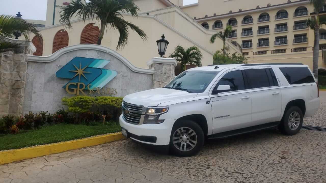Suburban Blanca saliendo de GR Solaris Hotel Cancún