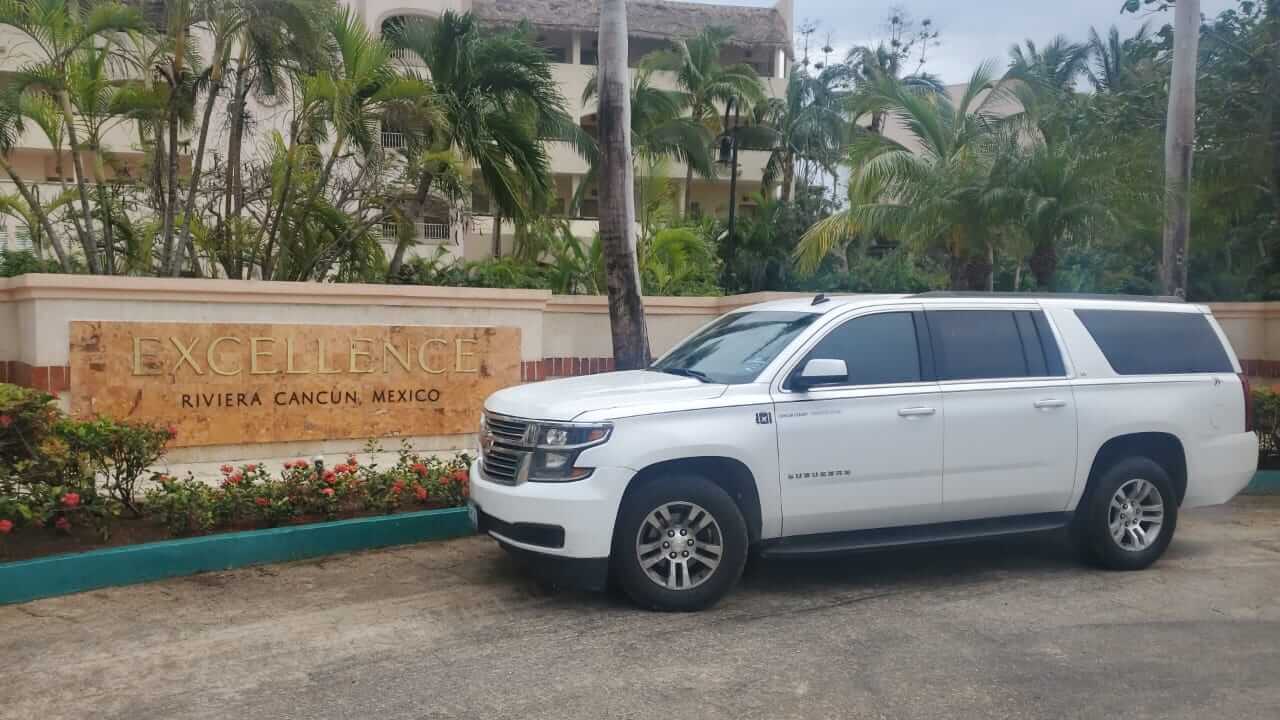Camioneta de lujo en hotel Excellence Riviera Cancún 