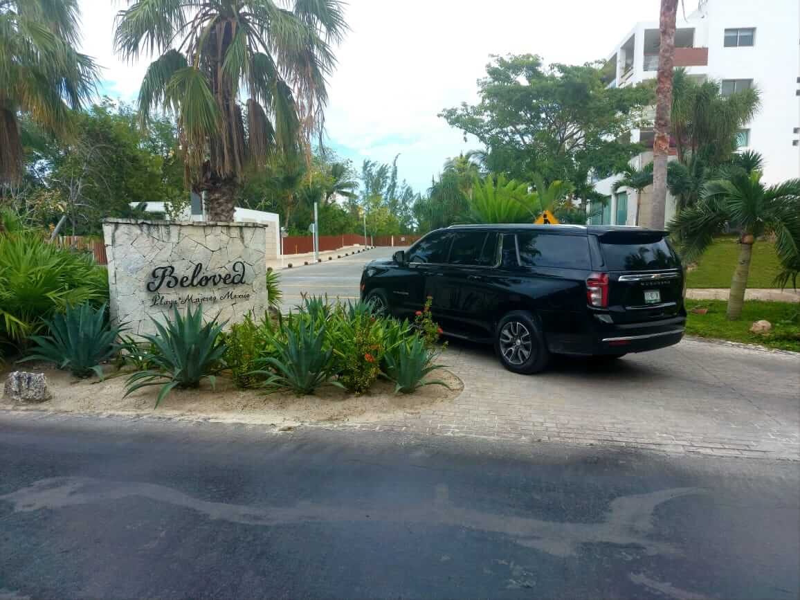 Camioneta de lujo llegando a Beloved Playa Mujeres Resort