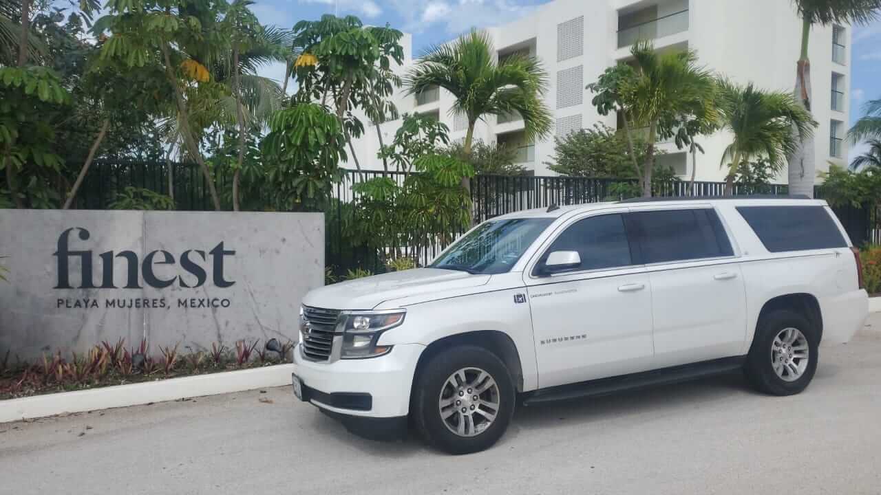 Camioneta blanca estacionada cerca de Finest Playa Mujeres Resort
