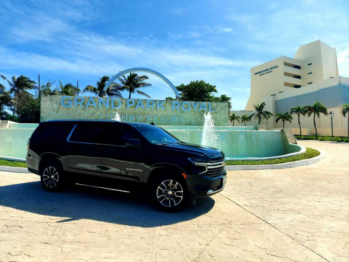 Camioneta negra en Grand Park Royal Luxury Resort 