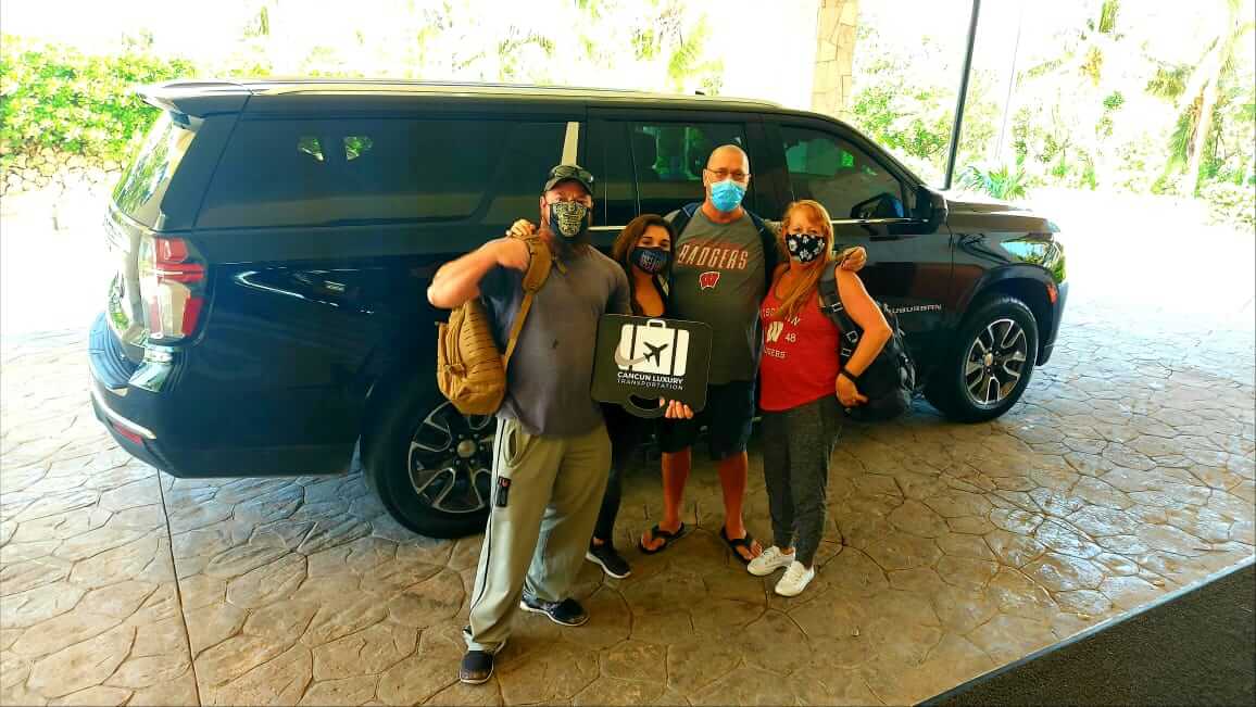 Familia llegando a su alojamiento en Camioneta de lujo