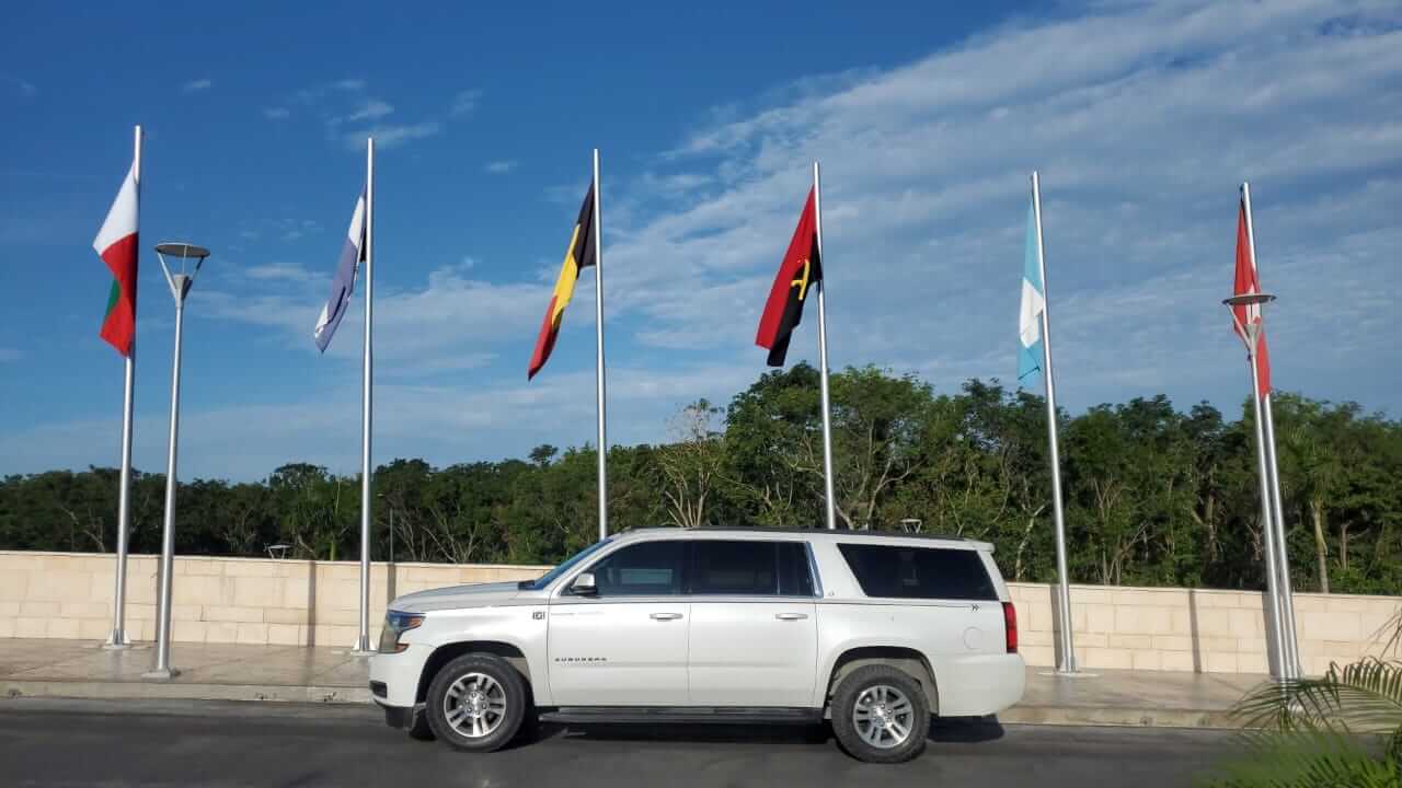 Camioneta de lujo estacionada cerca de banderas