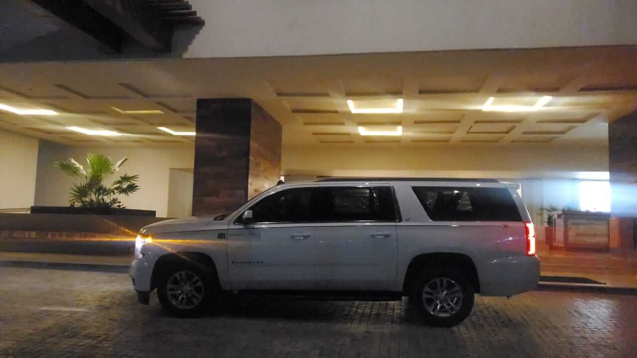 Camioneta blanca alrededor del lobby del hotel por la noche