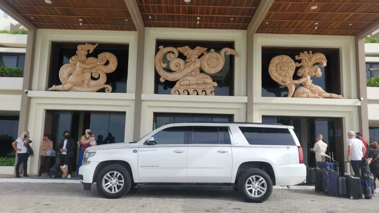 Unidad de Transporte de Lujo y viajeros recibidos en el hotel