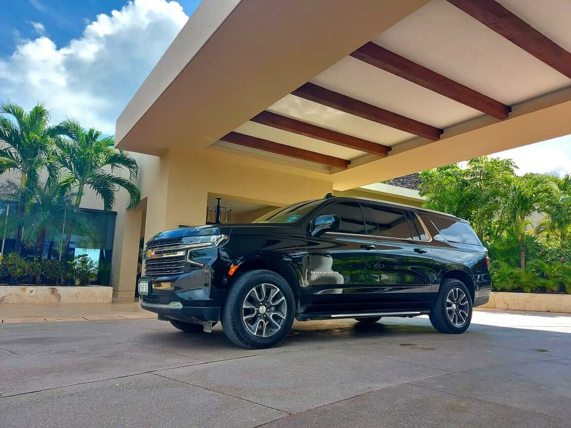 Black SUV at hotel entrance