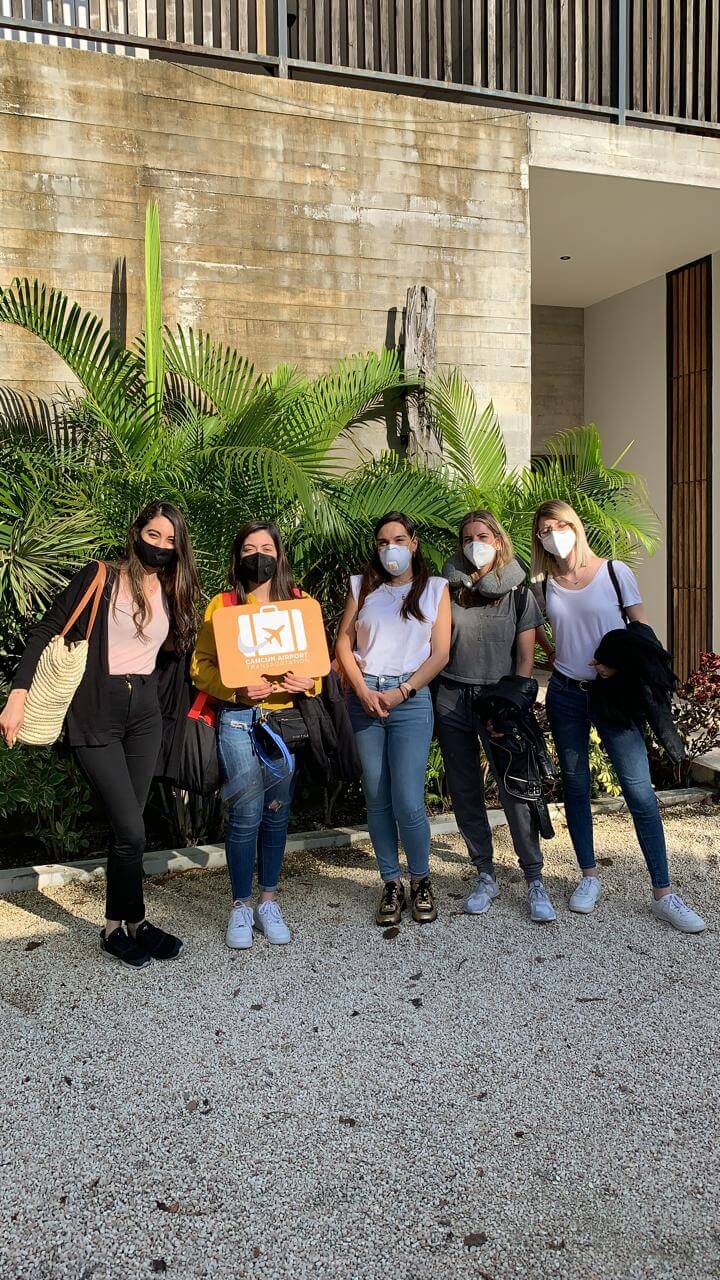 Grupo de cinco mujeres llegando a su alojamiento