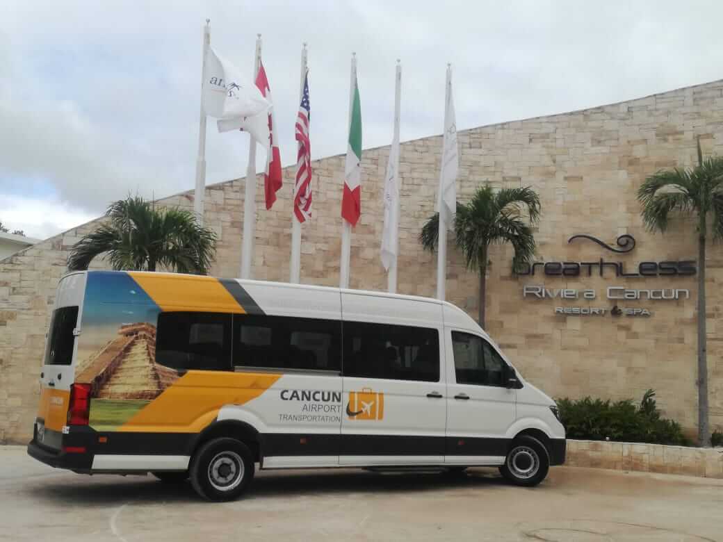 Unidad de Transporte para Grupos estacionada en la entrada del Breathless Riviera Cancún Resort