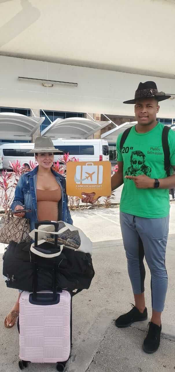 Pareja llegando al aeropuerto de Cancún