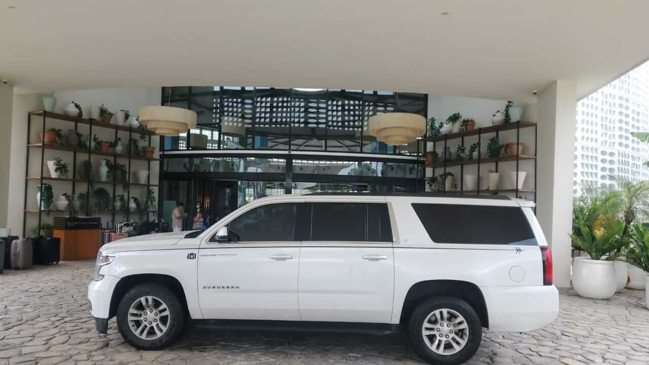 Camioneta de lujo blanca estacionada en el lobby del hotel