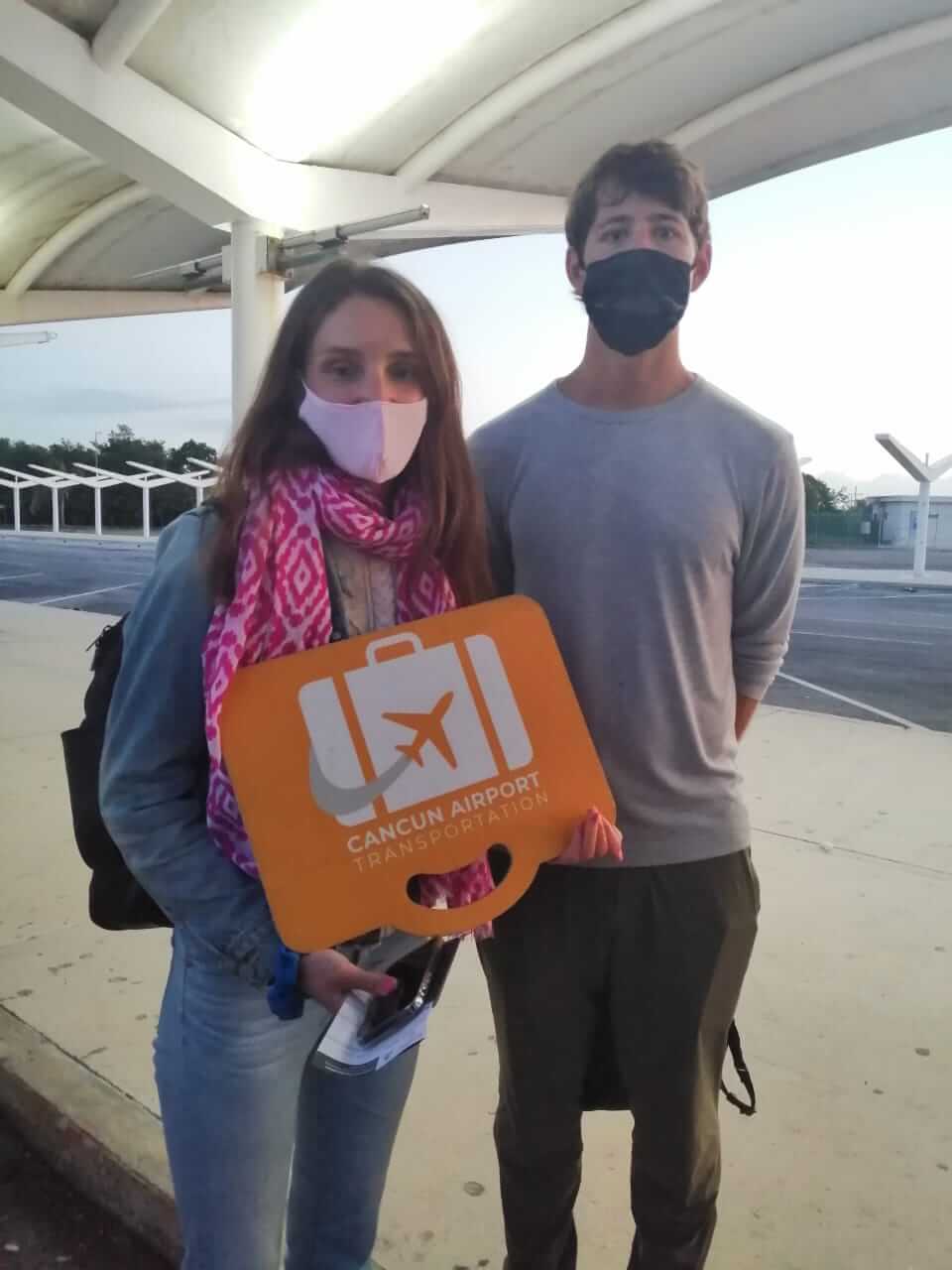 Clientes llegando al aeropuerto de Cancún 