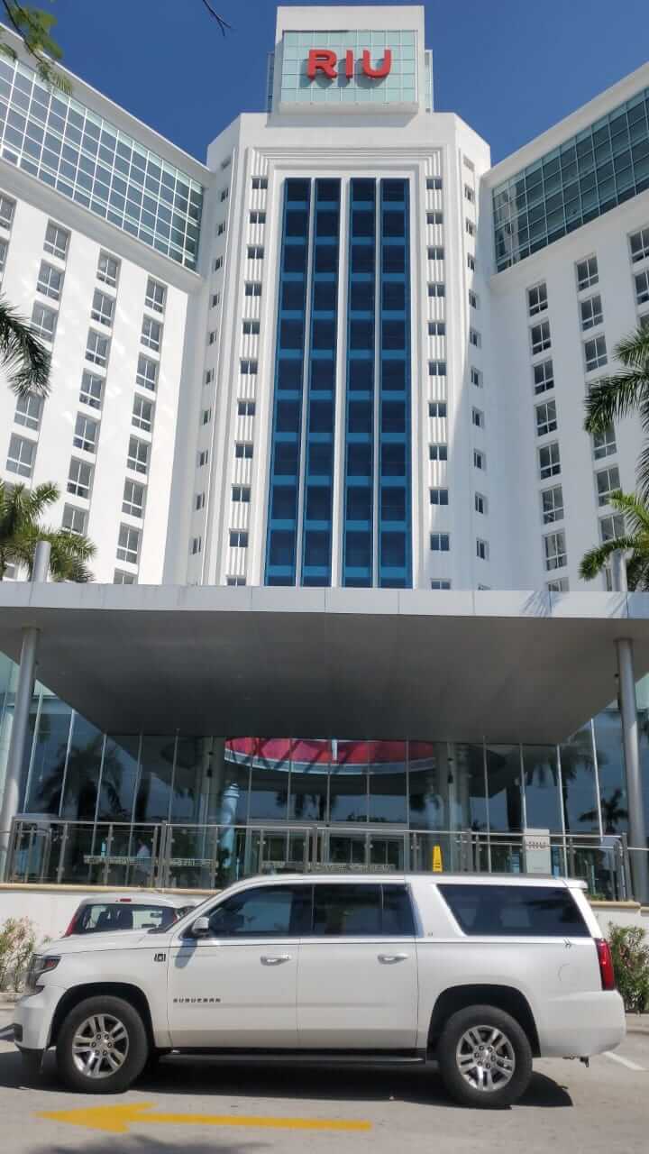 Camioneta de lujo plateada estacionada en frente de Riu Resort Cancun