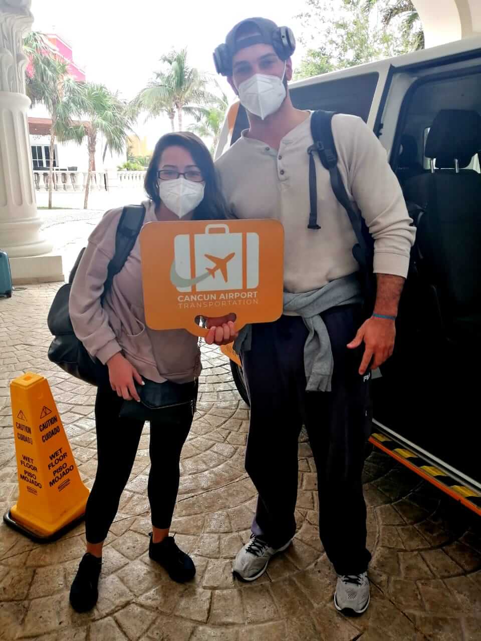 Pareja joven llegando a su hotel