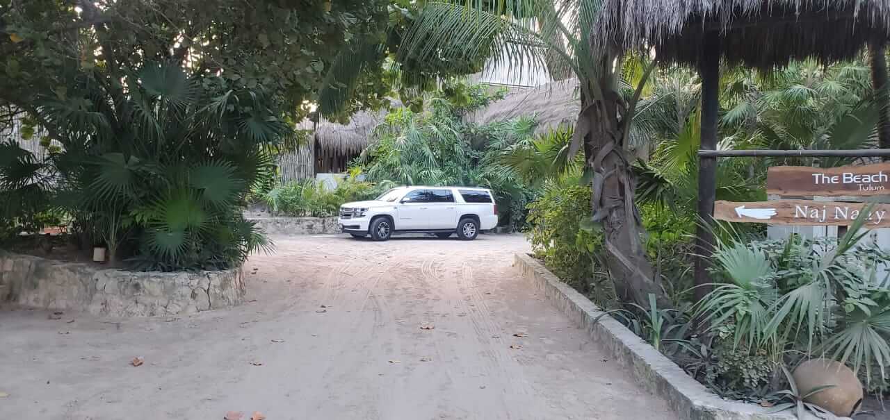 Camioneta blanca en The Beach Tulum Hotel